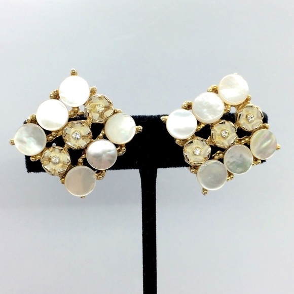 VINTAGE 80S MOTHER OF PEARL MOP FLOWER GOLD TONE SQUARE CLIP ON EARRINGS - Picture 1 of 12